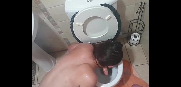  Human toilet drinks piss and licks dildo dipped in toilet
